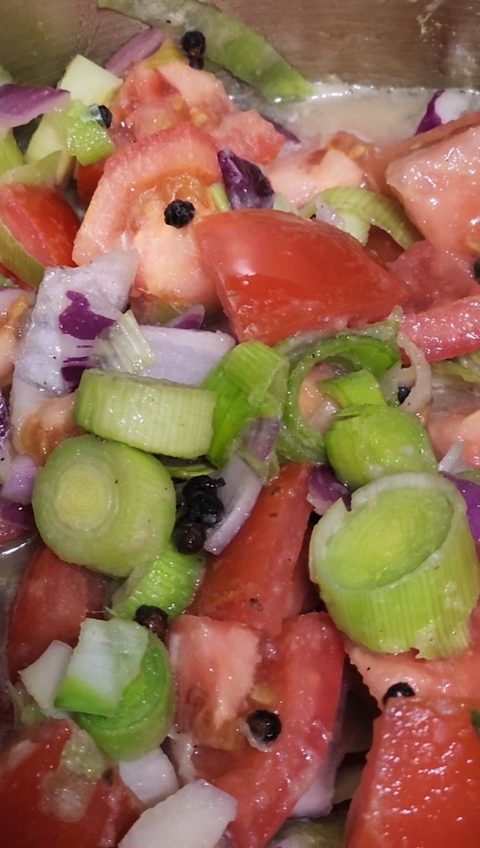 Fresh tomatoes, onions and leeks